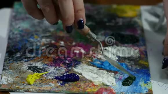 油的颜色混合在调色板刀油画抽象艺术背景视频的预览图