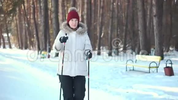 在冬季公园散步的北欧老妇人视频的预览图