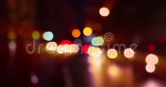 一组夜间城市街道交通散焦镜头视频的预览图