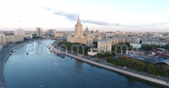 旅游船只漂浮在莫斯科的莫斯科莫斯科河上视频的预览图