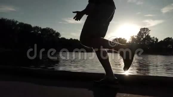 池塘岸日落公园转轮的超慢动作稳定夹漂白剂视频的预览图