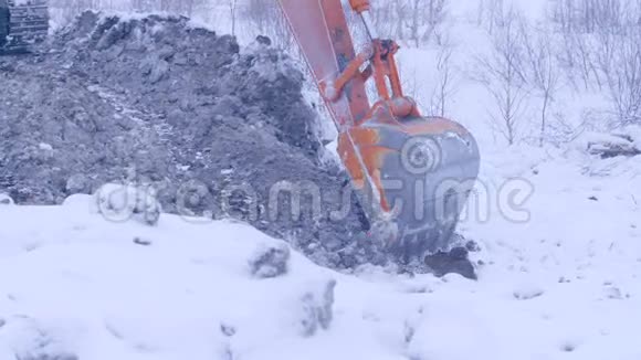 挖土机在冬天的雪天挖地视频的预览图