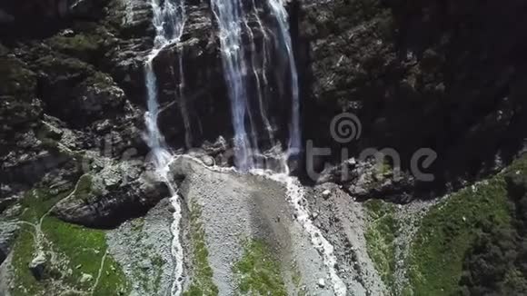 阳光明媚的一天山瀑布的顶部景色从山顶俯瞰瀑布的美景视频的预览图