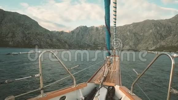 在阳光明媚的天气里游艇驶近大海到高山视频的预览图