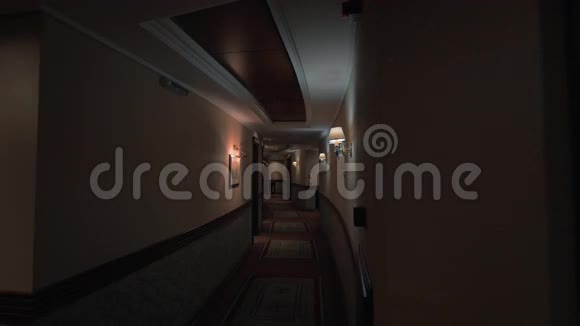 酒店走廊光线昏暗视频的预览图