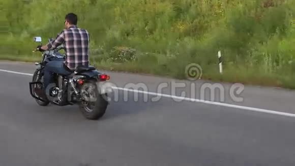 人骑摩托车间接射击视频的预览图