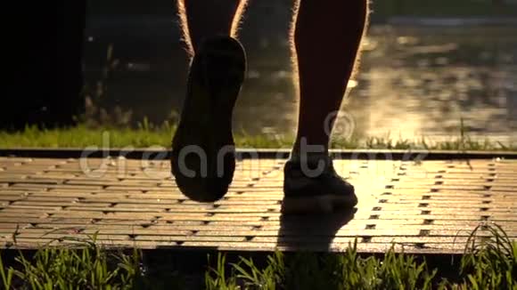 超级慢动作剪辑夏季日落公园和跑步者远离相机视频的预览图