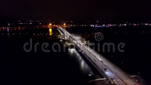 鸟瞰夜间公路上的风景视频的预览图