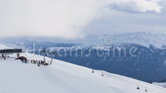 山顶滑雪场的一群人视频的预览图