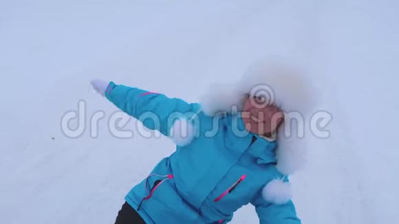 快乐的女孩滑过雪橇上的雪冬天在公园里玩圣诞假期的女孩美丽的年轻女子视频的预览图
