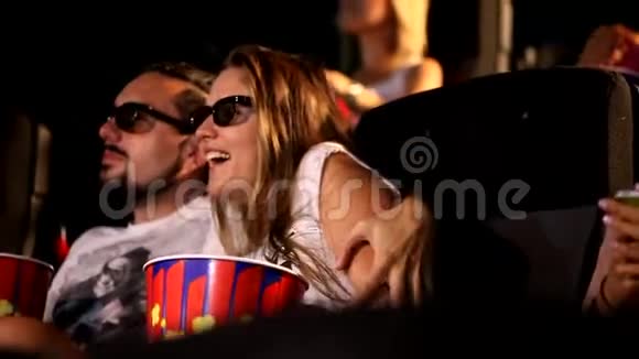 一群迷人的快乐的年轻的兴奋的女性男性朋友吃爆米花享受3d4d动作电影院视频的预览图