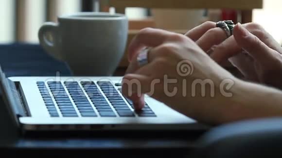 键盘打字手在黑色键盘上触摸打字视频的预览图
