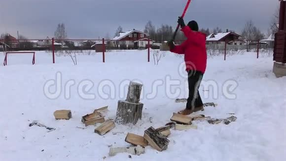 少年在村院子里砍柴视频的预览图