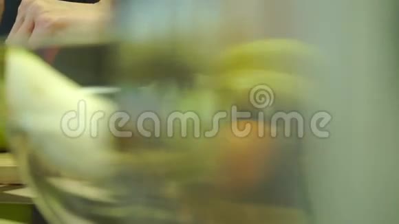 女性用手切苹果做水果沙拉视频的预览图