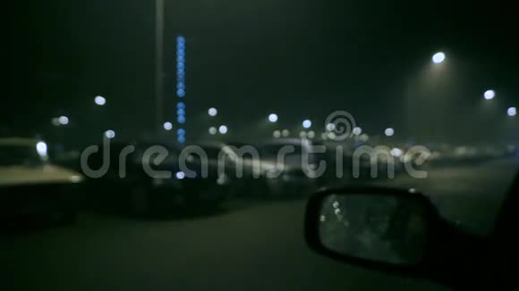 在暴风雨之夜停放汽车慢动作bokeh视频视频的预览图