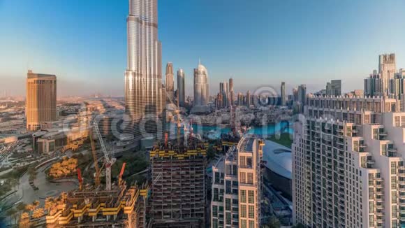 全景式的迪拜市区天际线景观带有购物中心喷泉和摩天大楼的空中时光视频的预览图