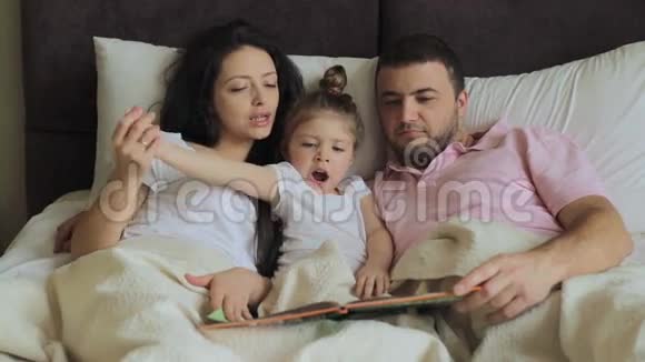 有家人的女儿在床上看书视频的预览图