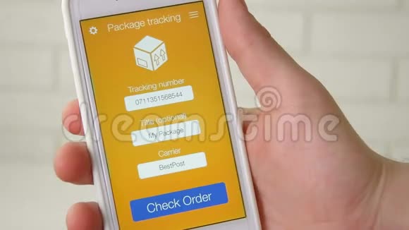 人使用智能手机应用程序跟踪他的包裹交付的订单视频的预览图