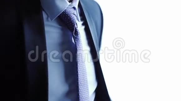男新郎穿着领带副夹克视频的预览图