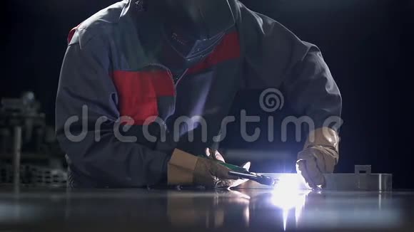机械员使用电焊机视频的预览图