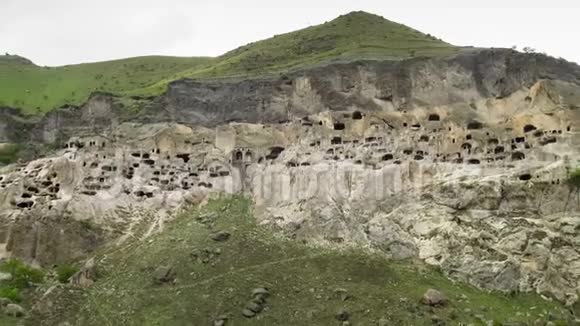 格鲁吉亚瓦尔齐亚岩石中的古城时间流逝视频的预览图