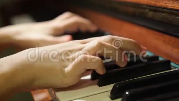 双手钢琴视频的预览图