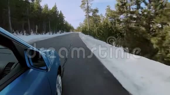在雪地里旅行视频的预览图