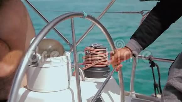 人控制着帆船的方向盘视频的预览图