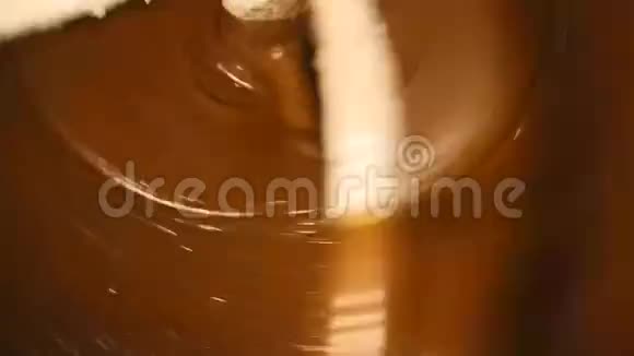 一台机器在工厂里混合黑巧克力视频的预览图