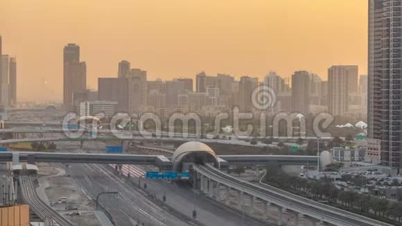 日出时分朱美拉湖的鸟瞰图高耸入云谢赫扎耶德路上的交通拥挤视频的预览图