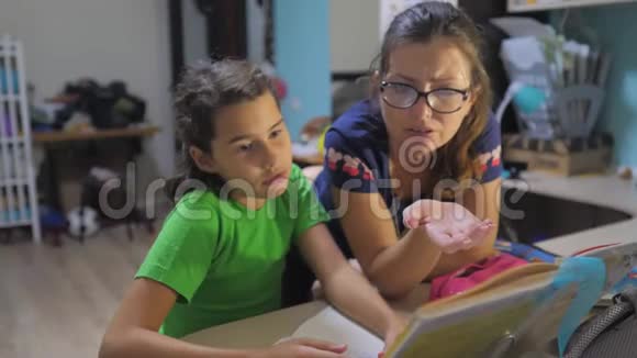 母女俩做作业学校慢动作视频准备回到学校小女孩和女人一起学习视频的预览图