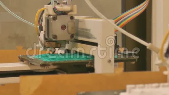 3D打印机在makerspace同事实验室中的介质关闭视频的预览图