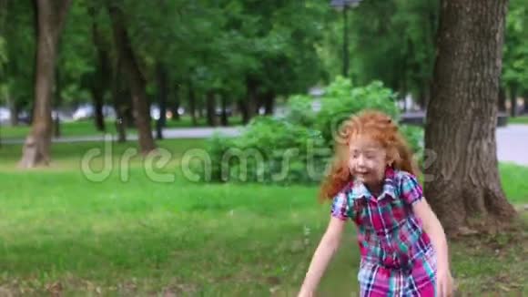 可爱的红发小女孩会泡泡视频的预览图