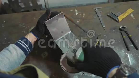 工匠使用角磨机在车间抛光金属细节视频的预览图