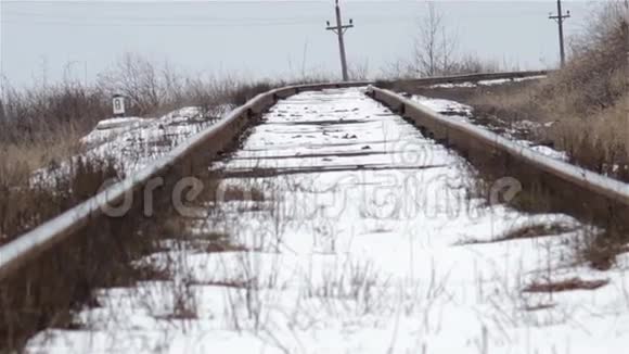 冬天的铁路轨道视频的预览图