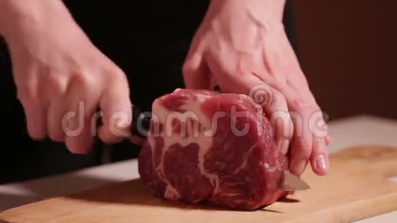 将黑刀肉切在黑色背景上不想在厨房做饭一个木板尖肉牛肉猪肉肉视频的预览图