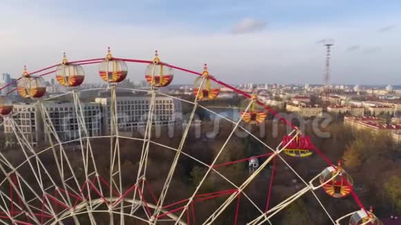 明斯克空中无人机拍摄城市游乐园秋季景观摩天轮吸引娱乐视频的预览图