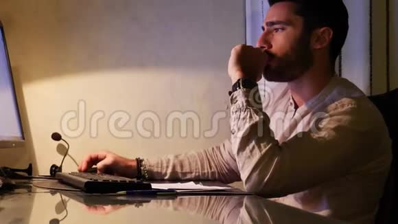 年轻人用电脑写纸视频的预览图