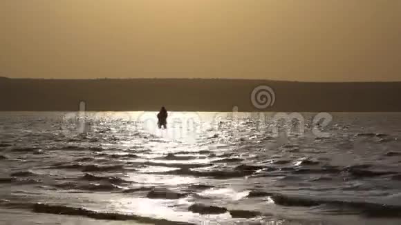 日落时分人们在湖里钓鱼视频的预览图