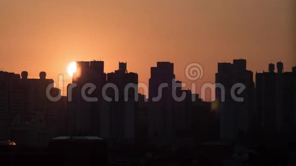 时间流逝的太阳在天空中升起和移动城市现代建筑的前景韩国首尔视频的预览图