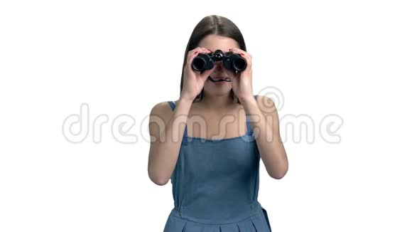 年轻女子透过望远镜看视频的预览图