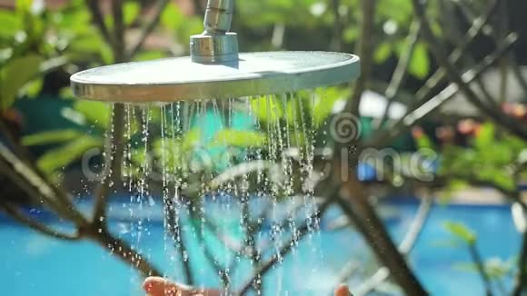 旅游旅游度假卫生和暑假概念室外淋浴用淡水洗手视频的预览图