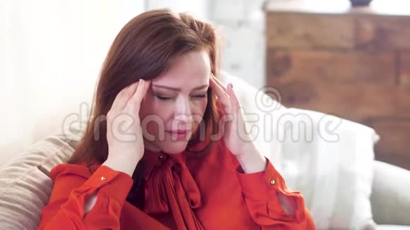头疼的女人视频的预览图
