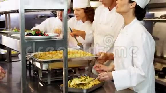 一群厨师在排队点餐视频的预览图