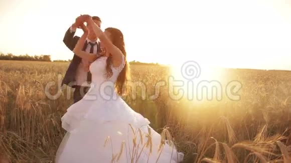 年轻漂亮的夫妇新郎新娘去视频的预览图