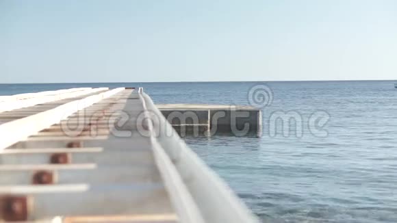 浮船远离码头视频的预览图