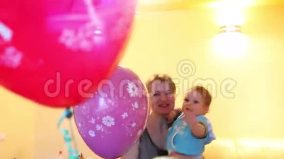 妈妈和小男孩玩气球2视频的预览图