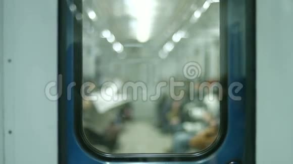 乘客登上火车视频的预览图