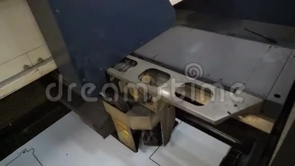 激光切割机切割金属视频的预览图
