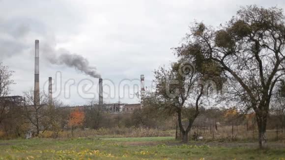 三脚架上的发电厂摄像头发出的工业烟雾视频的预览图